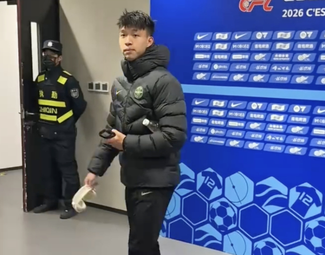 被批态度差！19岁王钰栋拿MVP后冷脸离开+仅答1问题 疑似回击嘘声 球迷嘘声惹争议