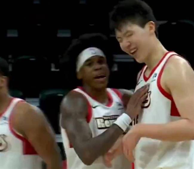 混音官方称赞杨瀚森关键2+1!振臂大喊与队友庆祝 开心露出笑容 下半场完成蜕变