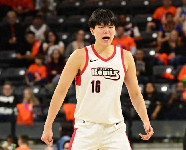 混音官方称赞杨瀚森关键2+1!振臂大喊与队友庆祝 开心露出笑容 下半场完成蜕变