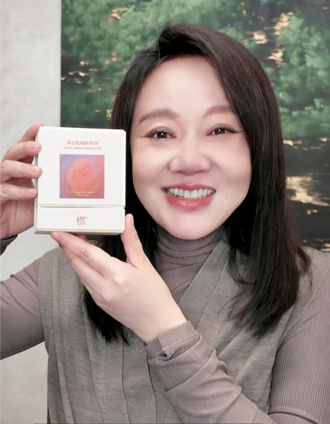 橪早已成为娱乐圈的 “宝藏护肤私藏”，一众明星纷纷为它打 call。品牌代言人阿雅，知性温婉的气质与橪 “美好，自橪而至” 的理念高度契合，亲身诠释品牌的护肤与疗愈魅力；冻龄男神胡兵对护肤产品向来严苛，却对橪青睐有加，还在直播间力荐同款，印证了品牌的专业实力；实力派演员徐海乔也加入安利大军，让橪的口碑在演艺圈持续发酵。从阿雅到闫妮，从胡兵到徐海乔，橪凭借硬核功效与独特的芳香疗愈体验，成为明星们私下分享、自发种草的心头好。