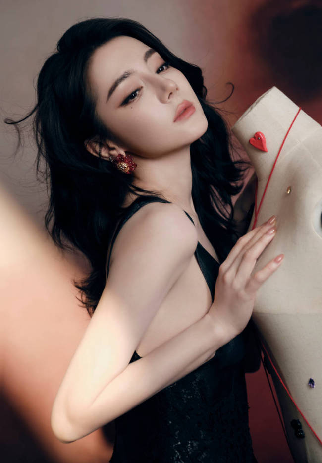 迪丽热巴化身提线木偶女郎!穿黑色深V裙性感吸睛