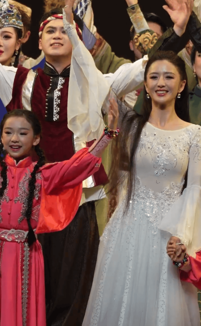 佟丽娅与小酒窝同台表演舞剧！二人舞姿优美好养眼