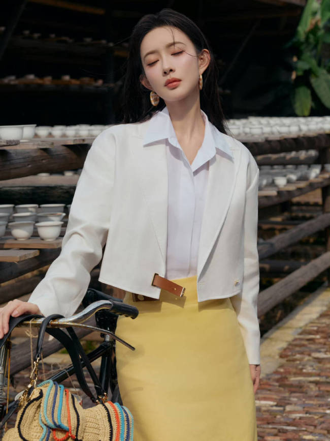 孟子义现身景德镇 白西装配黄色半裙优雅又明媚