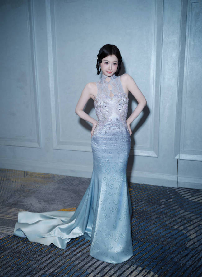 虞书欣穿蕾丝旗袍复古优雅 鱼尾裙摆显曼妙动人