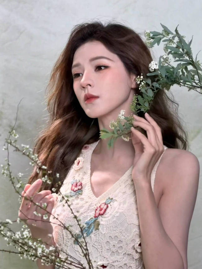 张予曦化身春日花仙子!置身繁花丛中唯美浪漫