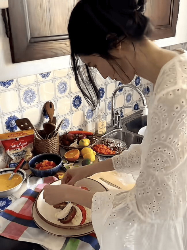 何穗化身厨娘仙气十足!度假和朋友享用美食心情好