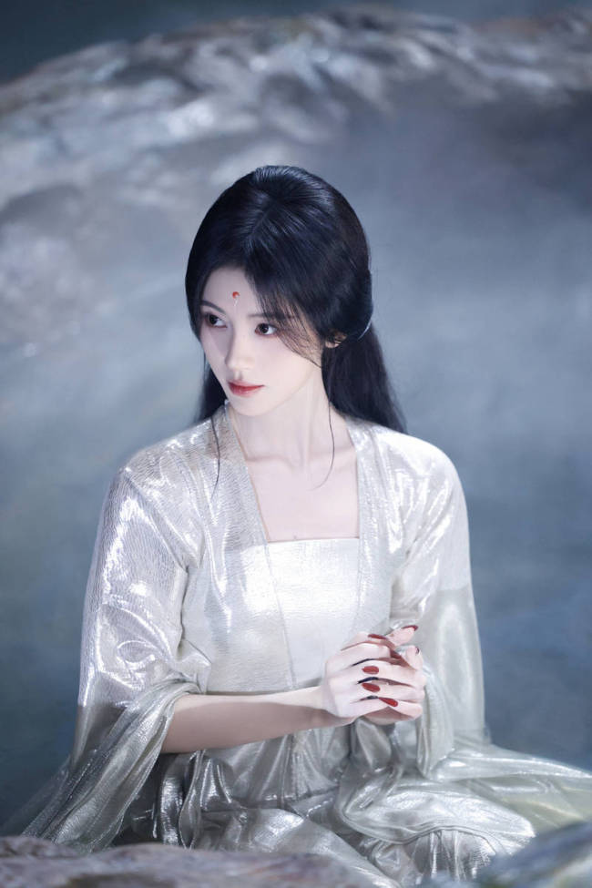 鞠婧祎着银纱古装水中出镜 湿发造型清冷出尘