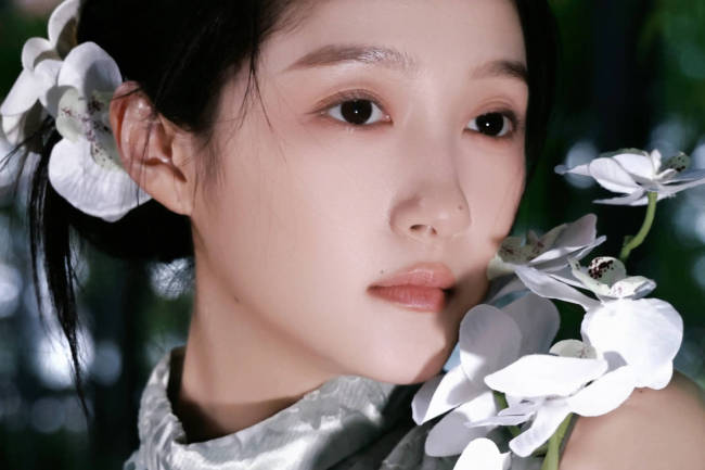 关晓彤竹林大片曝光!穿素色旗袍裙气质优雅迷人