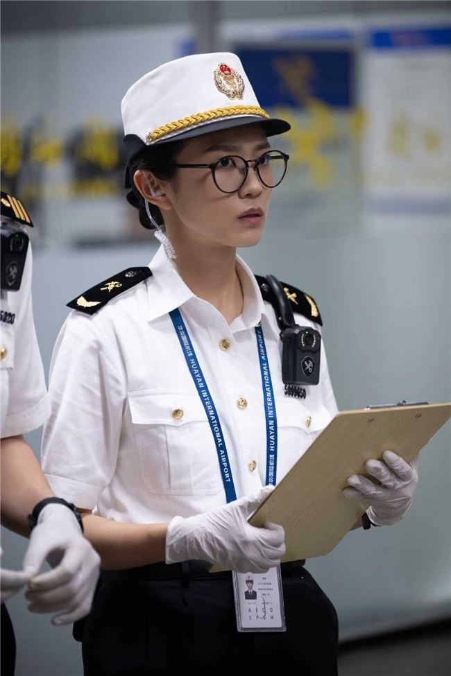 首部海关旅检题材电视剧《金关》本日开播，经超、黄尧联袂献艺“百步识东谈主”