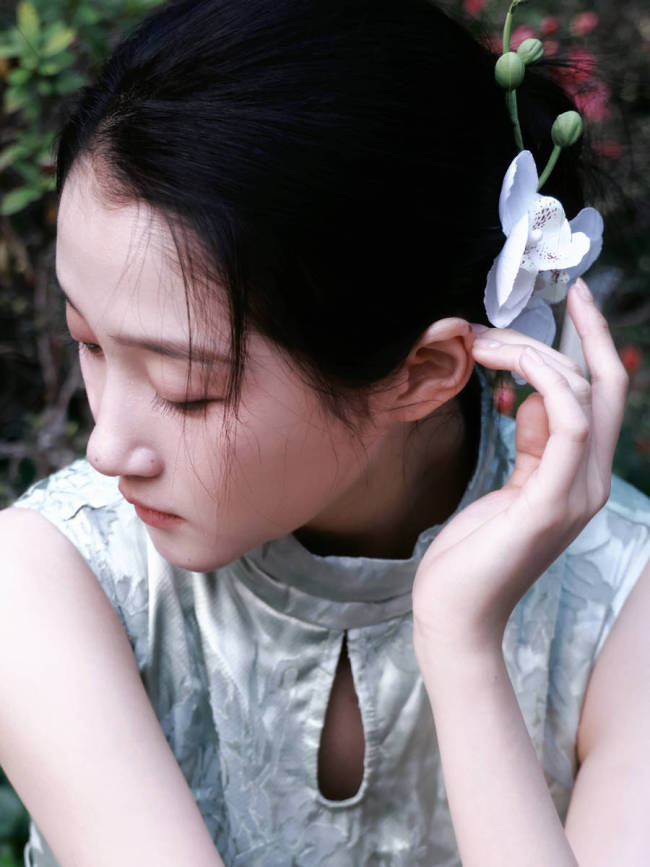 关晓彤竹林大片曝光!穿素色旗袍裙气质优雅迷人