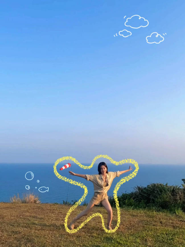 秦岚晒海边美照活力满满!穿超短裤秀美腿身材性感