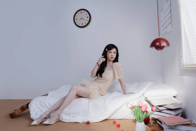 杨紫穿蕾丝裙美腿修长 头戴粉色小卡子娇俏又少女