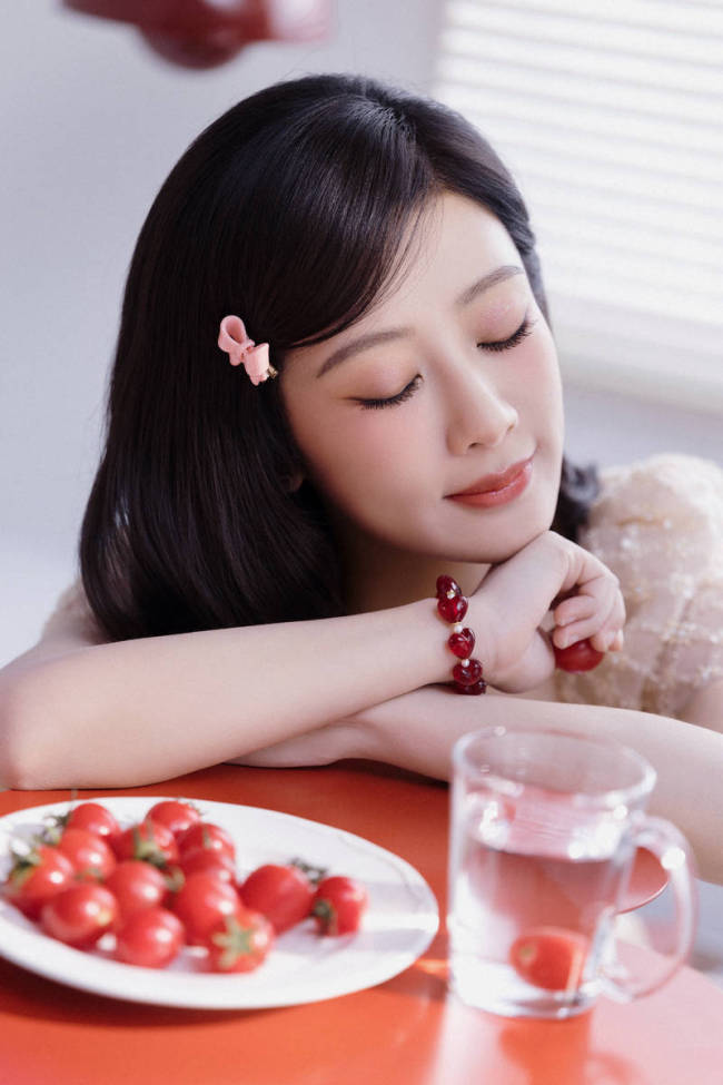 杨紫穿蕾丝裙美腿修长 头戴粉色小卡子娇俏又少女