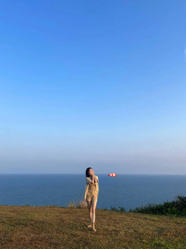 秦岚晒海边美照活力满满!穿超短裤秀美腿身材性感