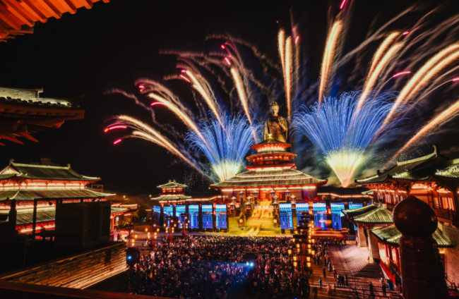 五一硬核狂欢启幕，苏州阳澄半岛乐园化身“赛博不夜城”