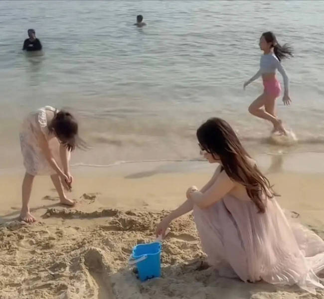 郭富城妻子带女儿去海边度假!粉色纱裙少女感满满