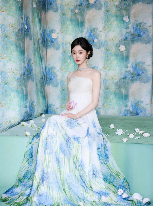 宋轶穿抹胸白裙置身花海 宛如油画里走出的公主