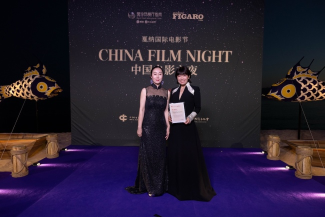 Madame Figaro中文版出版人阚洪洁与中国电影及基金会吴天明青年电影专项基金总监吴妍妍