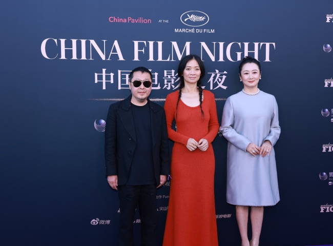 贾樟柯、赵婷和赵涛合影