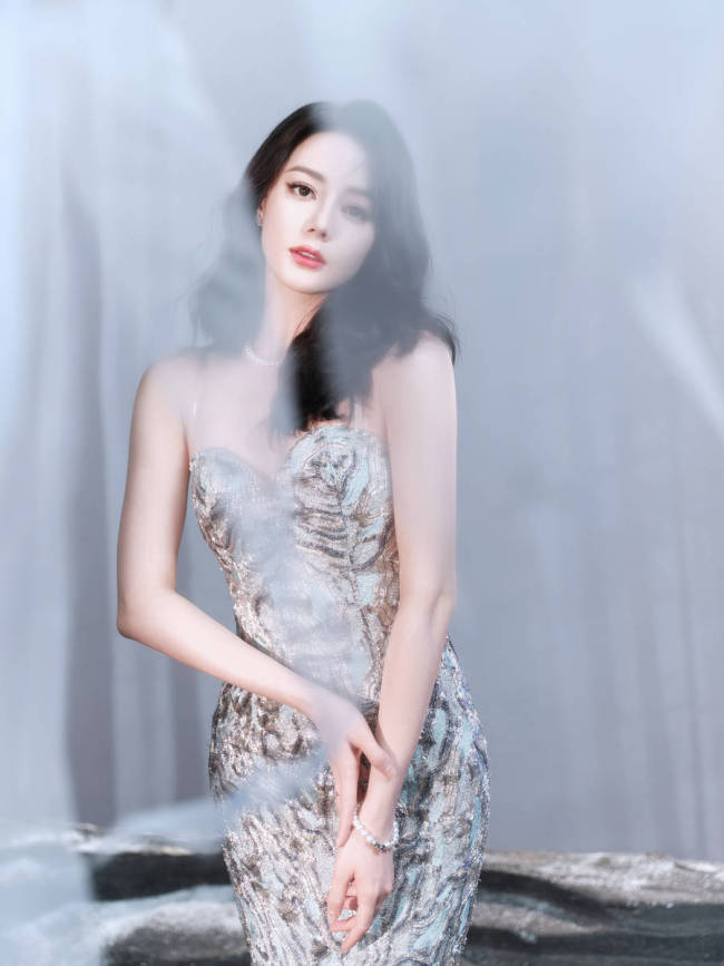 迪丽热巴抹胸裙化身美人鱼 身材凹凸有致性感迷人
