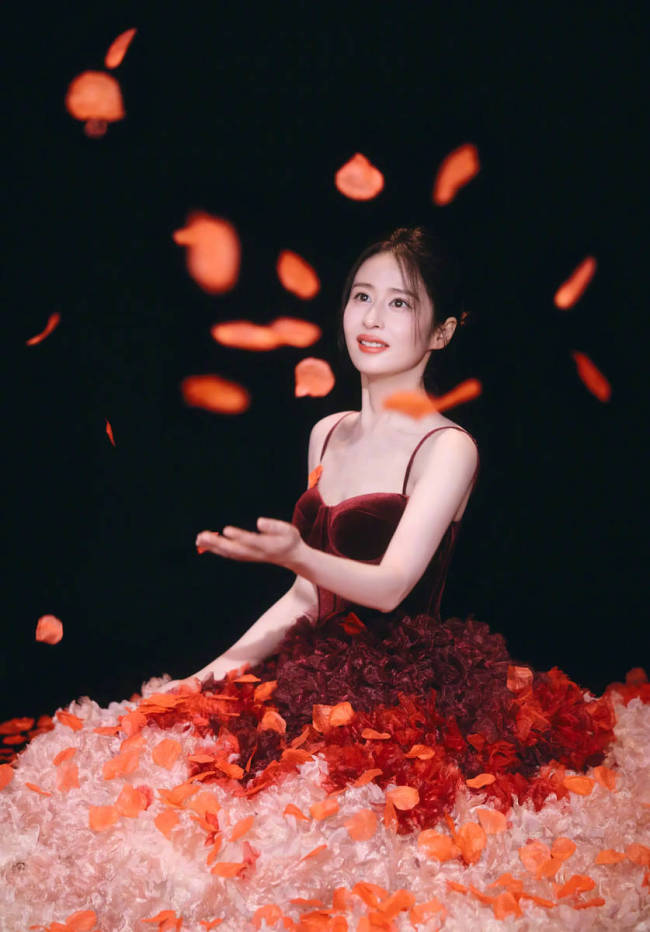颖儿穿花瓣长裙宛如油画公主 端坐画框中美轮美奂