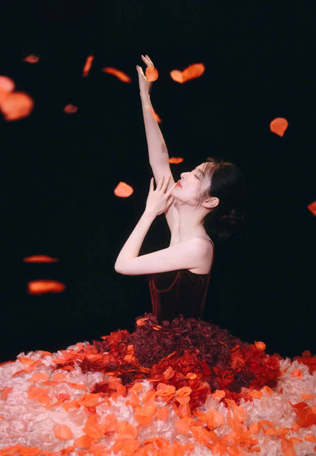 颖儿穿花瓣长裙宛如油画公主 端坐画框中美轮美奂