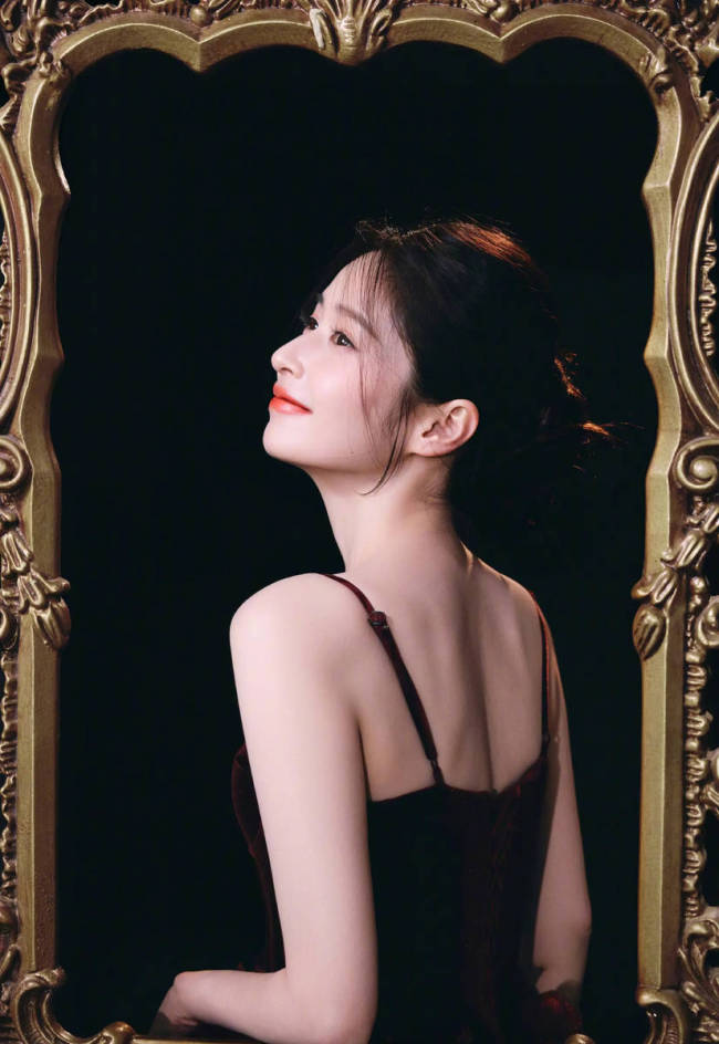 颖儿穿花瓣长裙宛如油画公主 端坐画框中美轮美奂