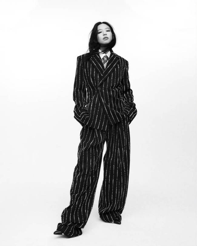 Jennie最新大片曝光 复古优雅与摩登时尚气质在线