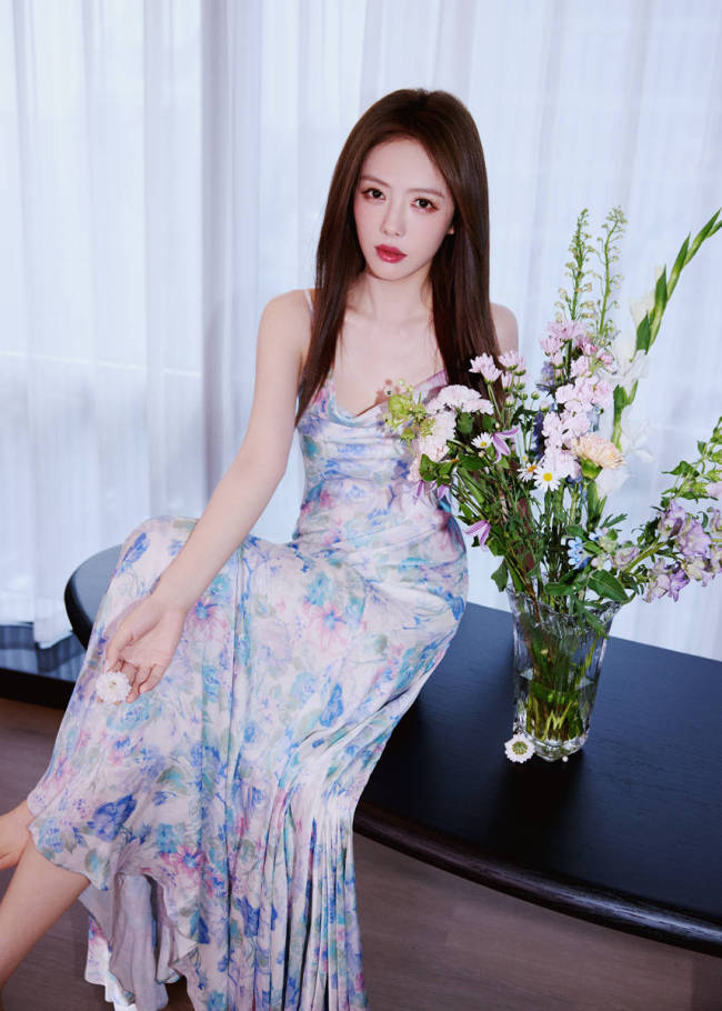 蔡文静穿碎花吊带裙温柔清新 低头浅笑少女感满满