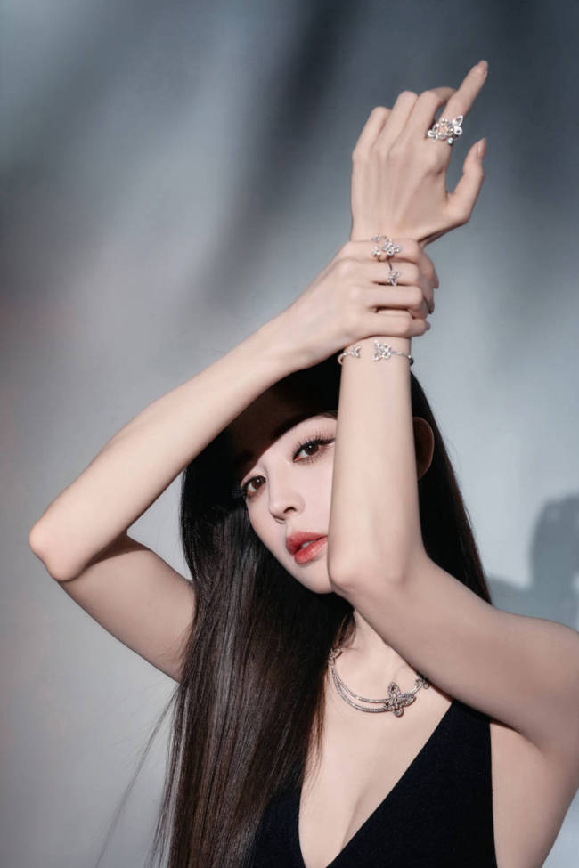 娜扎秒变成熟御姐性感火辣!展露美背肌肤柔软白嫩