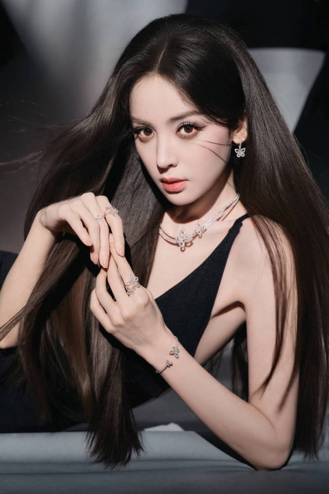 娜扎秒变成熟御姐性感火辣!展露美背肌肤柔软白嫩