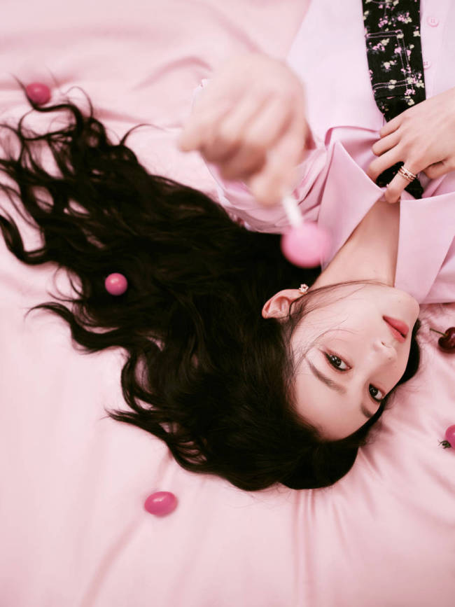 关晓彤穿粉嫩衬衣清新甜美!秒变糖果少女娇俏可人