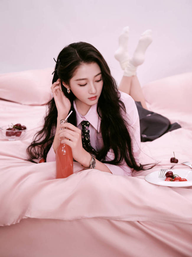 关晓彤穿粉嫩衬衣清新甜美!秒变糖果少女娇俏可人