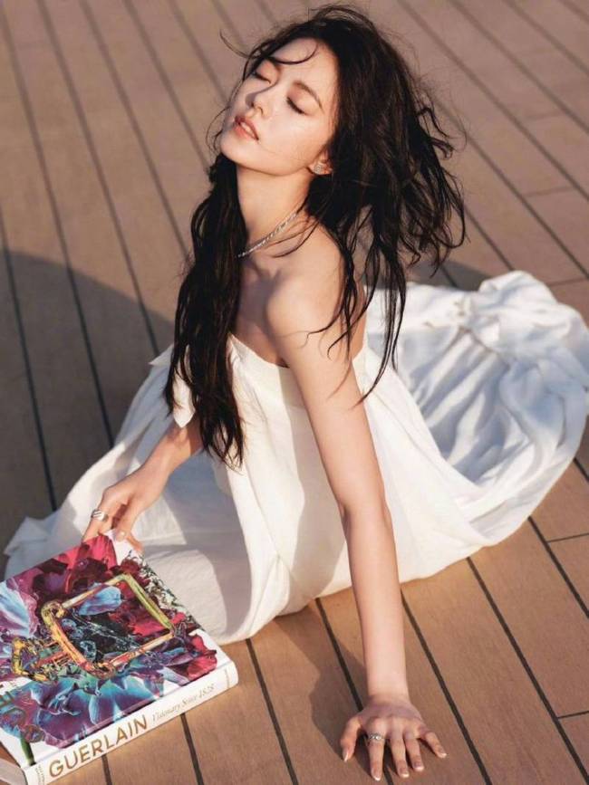 赵今麦身穿吊带白色长裙 海边微笑尽显优雅灵动
