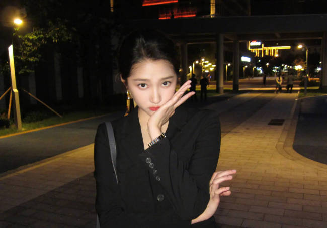 关晓彤更新营业美照!化身职场美人气质在线