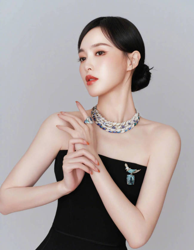 唐嫣穿抹胸长裙身材窈窕 气质优雅端庄好似黑天鹅