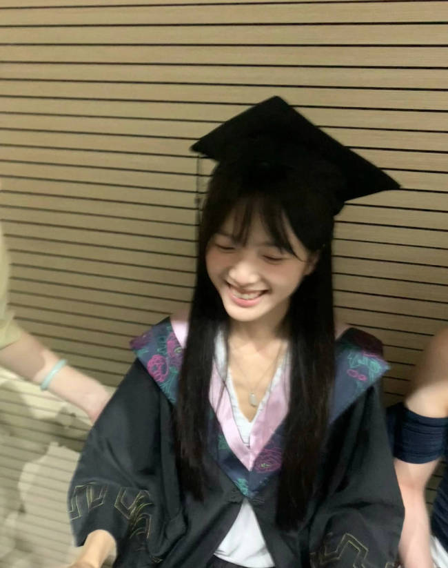 李思潼分享毕业典礼随拍 穿学士服甜笑温柔明媚