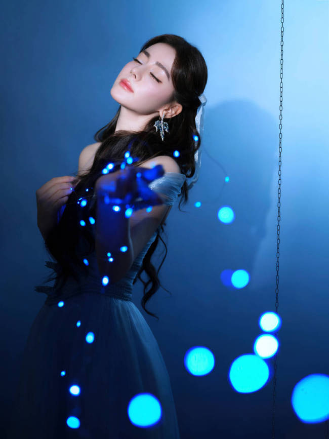迪丽热巴穿透视纱裙性感吸睛 白皙美腿若隐若现