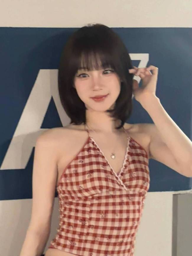 宋雨琦车库大片性感吸睛 穿露腰吊带大方秀好身材