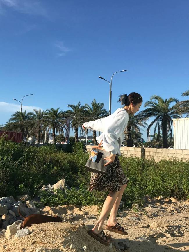 孙千穿灰色卫衣配豹纹半裙 松弛随性元气满满