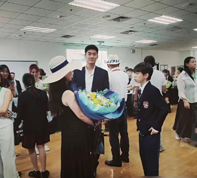 嗯哼身高王人快赶上爸爸了 少年感拉满