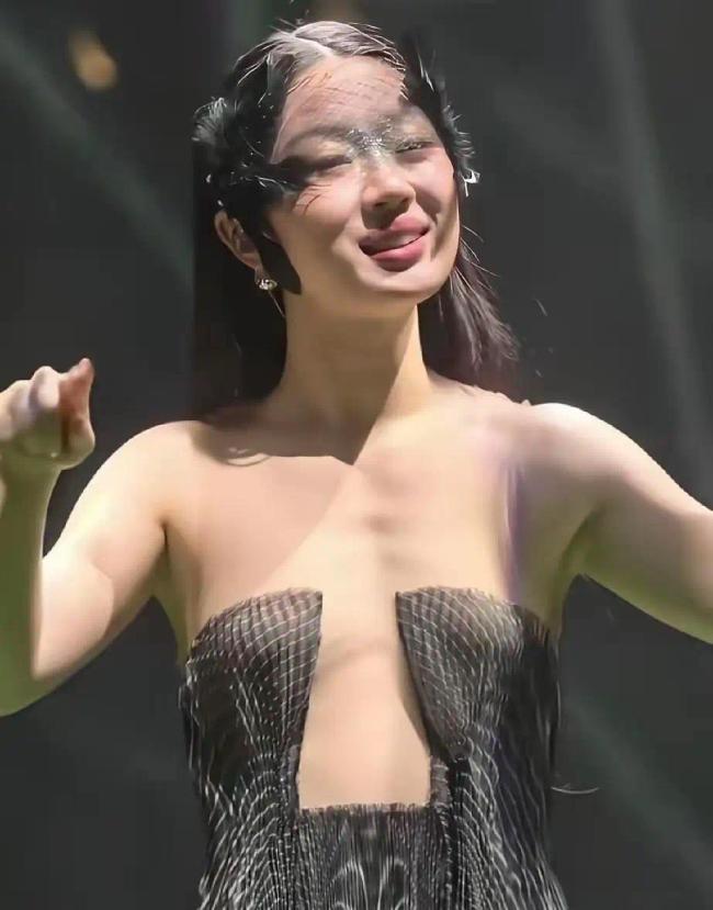 媒体:演唱会上的“衣不遮体”该治了！