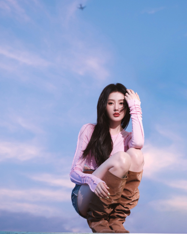 张天爱穿粉嫩露腰装秒变性感甜心 白皙美腿超吸睛
