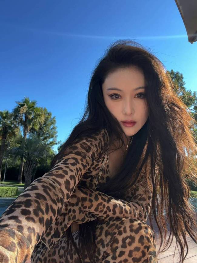 张馨予穿豹纹露腰套装 又美又飒马甲线超吸睛