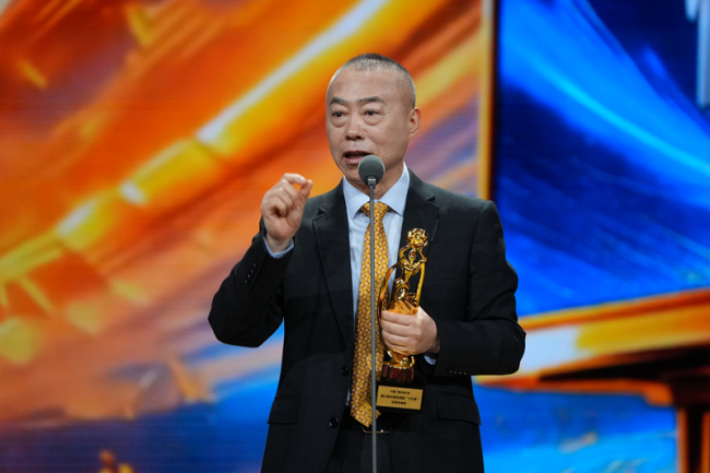 土壤里扎根，海天上翱翔——刘家成凭《生万物》《海天雄鹰》捧杯飞天奖优秀导演奖