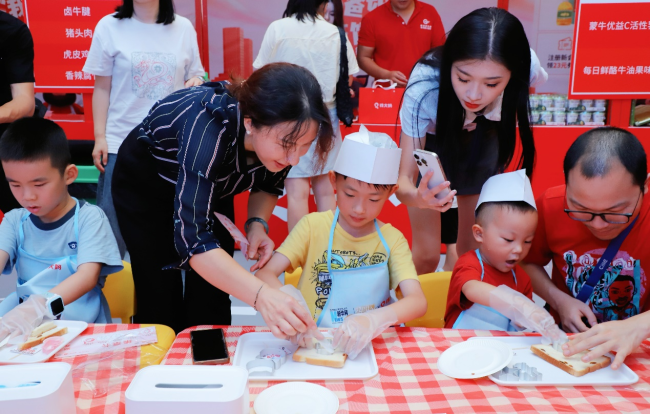 小朋友系上小围裙动手进行烹饪DIY游戏