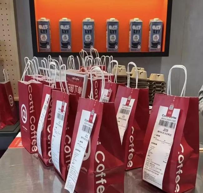 咖啡最低1.68元、门店日销千单，月薪5000的库迪店员忙到崩溃