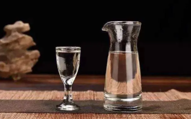 白酒淡季观察：消费分级时代，谁在重构增长新逻辑？