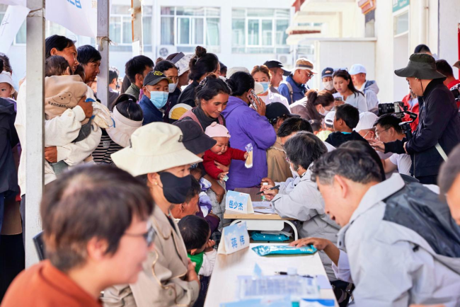 △普兰县人民医院爱心义诊现场。