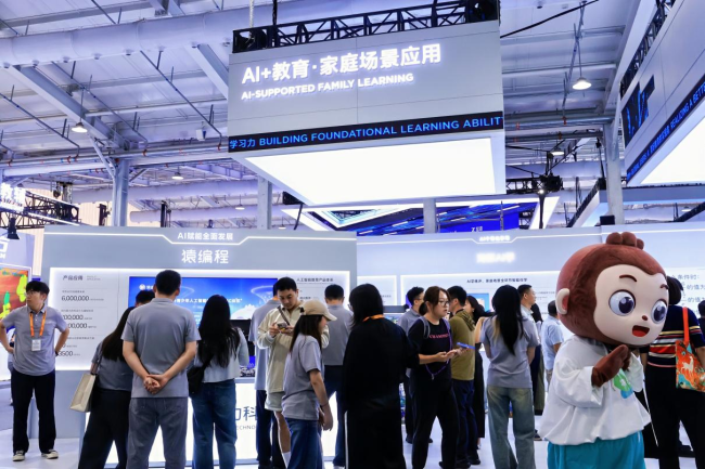 猿编程展台上众多观众驻足参观